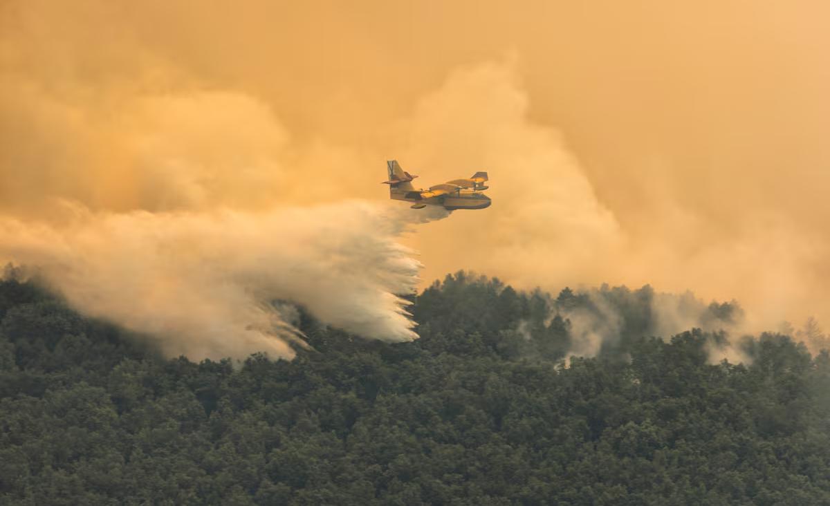 Aeronave en labores de extinción del incendio de Jarilla, vista desde Hervás (Cáceres)